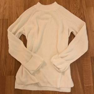 En något längre stickad vit tröja med liten slits längst ner. Strl M. 50kr eller högst bud 