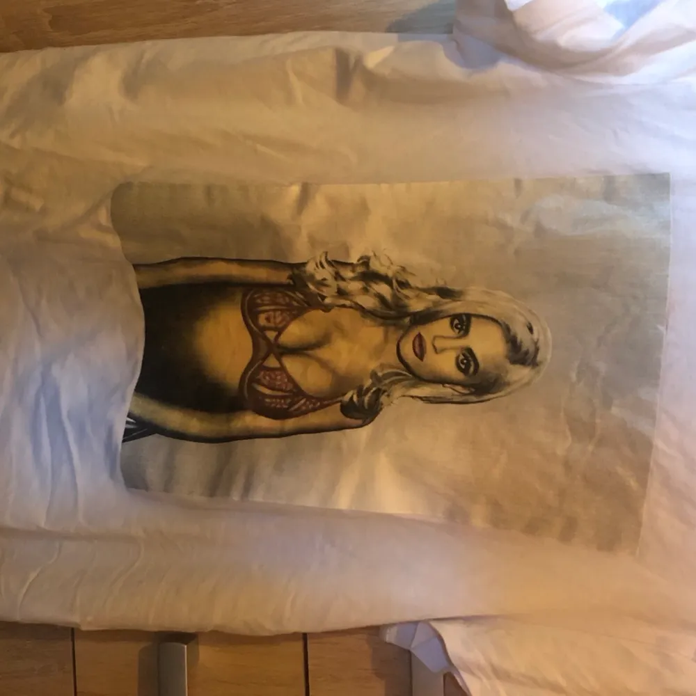 Säljer min Kylie jenner tröja då den ej kommer till användning :). T-shirts.