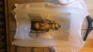 Tröja - Säljer min Kylie jenner tröja då den ej kommer till användning :)