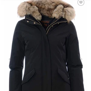 Woolrich vinterjacka - köpt i januari 2019, den är i strl M och ser ut som ny. Buda från 2000kr! Säljer pga använder ej :(