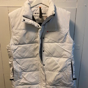 Everest väst i strl 44 - Säljer en Everest väst i strl 44. Väldigt fint skick.