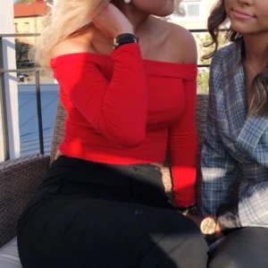 Röd off shoulder topp - Supersnygg off shoulder topp i strl S. Buda i kommentarerna 🌸🌸🌸