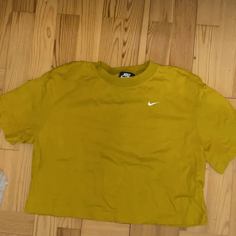 Senapsgul t-shirt från Nike. Använd typ 1 gång och i nyskick✨. T-shirts.