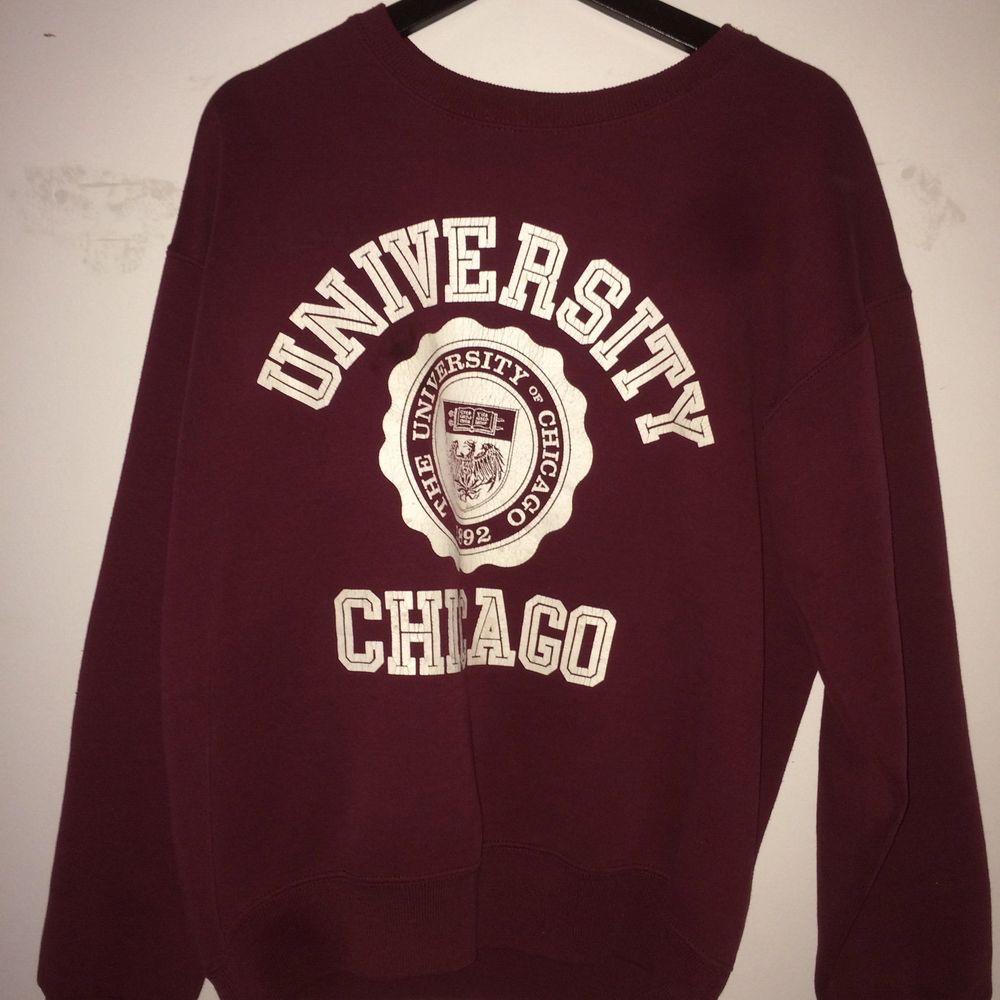 Vintage college sweater från Chicago university. Original och i superbra skick. Strl S/M lite oversized fit. Inga defekter. Vinröd färg.. Tröjor & Koftor.