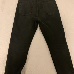 Jeans från NaKd  - Nya svarta jeans köpa på NaKd. Säljer pågrund av för stora. Dem är helt perfekta för dig med M/S i storlek. Har endast använt jeansen ett par gånger. Dem kan tvättas innan vi skickar iväg dem om så önskas🥰 kontakta gärna för fler bilder. Köparen står för frakten. Det går att förhandla sig till billigare pris!!