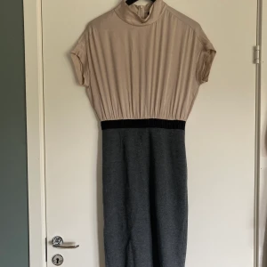 Klänning strl m - Kjolen är i ullmaterial och överdelen sidenaktigt tyg. Använd 2-3 gånger. 