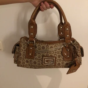 Axelväska  - Så snygg axelväska brun/beige. Utgångspriset är 100kr, buda gärna om de är fler som vill ha💕