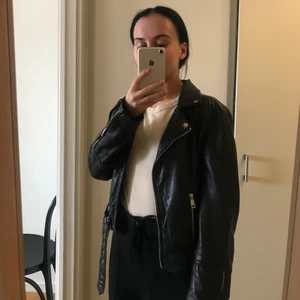 Skinnjacka strl XS  - Svart skinnjacka äkta skinn, Köpt på Zara liten slitning på ena armbågen men inget som direkt syns eller stör, passar mig som har strl S, xs får plats med en hoodie under. 350kr eller bud