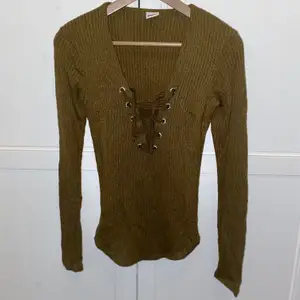 Militärgrön långärmad tröja i bra skick från Gina tricot. Kampanj: KÖP 3 BETALA FÖR 2