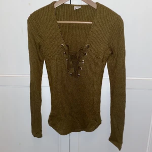 Militärgrön långärmad tröja - Militärgrön långärmad tröja i bra skick från Gina tricot. Kampanj: KÖP 3 BETALA FÖR 2