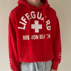 Säljer denna röda Lifeguard hoodie i storlek S, men passar mer XS/S. Fint skick, dock en liten slitning på ärmudden men det är inget som märks, se bild. Spårbar frakt tillkommer på 63kr.