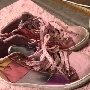 Färgglada skor  - Skor storlek 36 coola färger som skimrar 🤩