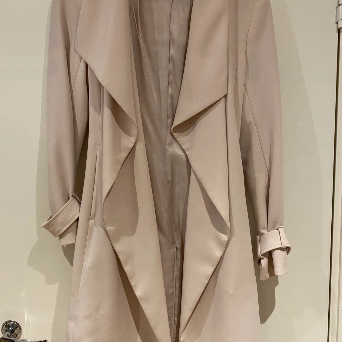 Beige jacka i storlek 36