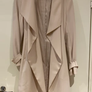 Beige jacka i storlek 36 - Beige jacka från H&M i storlek 36. Diskreta fläckar längst ner, se bilderna. 