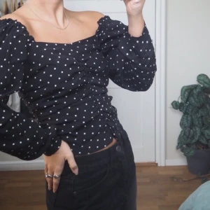 Prickig Tröja - Prickig långärmad tröja från H&M. Passar till allt. Balkong ärmar. Tajtare runt magen och bröst. Fortfarande stretchiga dock. 