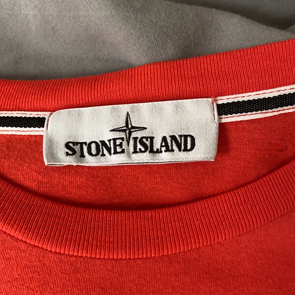 Stone island tröja köpt i Frankrike knappt använd . T-shirts.