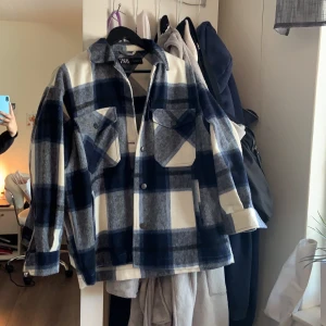 Zara jacka - Populär zara rutig jacka, använd 2-3 gånger. 