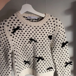 Tröja med rosetter - Säljer denna söta tröja som jag tröttnat på. Väldigt varm så perfekt nu till vintern 🌸