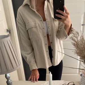 Manchesterjacka - Supersnygg Manchesterjacka från nakd i storlek 34 🦋 Ljus beige och så snygg att ha som en jacka nu i höst och även som en vanlig skjorta då den är oversized. Säljer den för 260 kr  💜