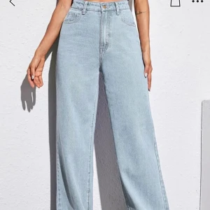 Ljusa Vintage Jeans stl 34/36 - Köpte från Shein för 300kr, förvånandsvärld bra kvalite men aldrig använda då de var för små för mig, dock långa i benen men som är enkelt att klippa av. Skriv privat för fler bilder och intresse!!💓 Har bud på 200+frakt