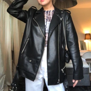 Oversized leather jacket  - Säljer denna snygga oversized skinnjacka ifrån Zalando, superbra skick! Och sitter jättebra då den går över rumpan och man får plats med tjockare tröjor under utan att den blir alledeles för stor🤍  🤎köpare står för frakt🤎 buda🖤