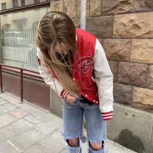 Varsity jacka ⚡️ - Bilder från förra ägaren! Säljer denna sjukt fina jackan med skinnliknande material på ärmarna, lika tjock som en collegetröja, inga defekter på den <3 Buda i kommentarer <3