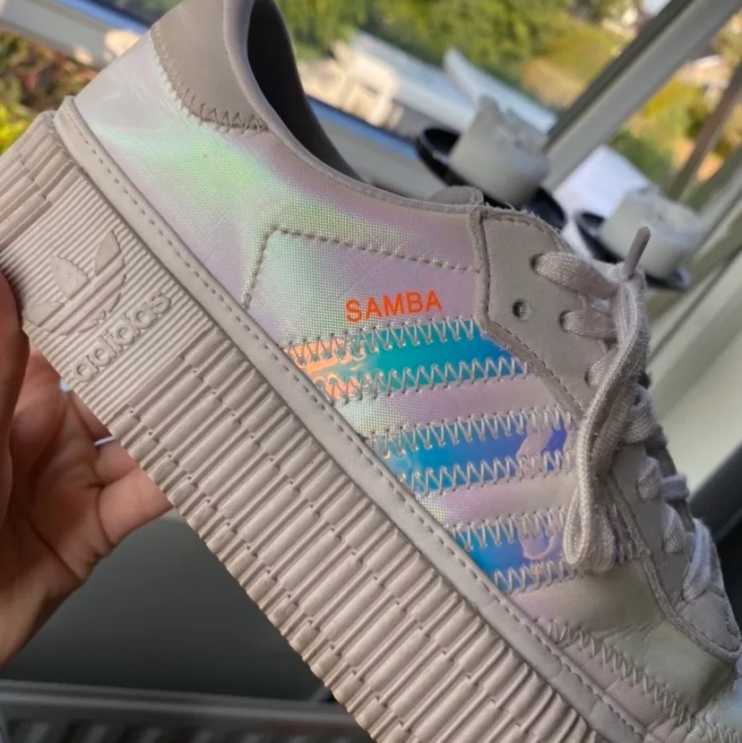 Adidas skor med regnbågseffekt köpta i London💖💛💚💙. Skor.
