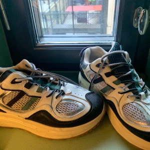 Eytys jet turbo, storlek 40 - Nästan helt oanvända eytys i storlek 40. Säljer pågrund av att dom är förstora och även därför jag ej har kunnat använda dom. Köpta för 2499kr