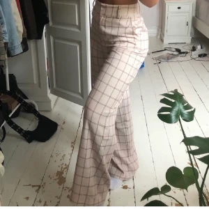 Vida rutiga byxor - Snygga vida byxor, rutiga. Stl 38