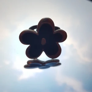 Ring med stor blomma - Ring bepryd av stor blomma. Är i skick som på bilden men syns inte lika mycket. Ringen är i storlek 17 (ca 18mm i omkrets). Säljer ringen för 15kr exklusive frakt (11kr). Dock ingår alltid gratis frakt vid köp över 300kr i min butik. Skriv i dm vid intresse eller för frågor. 