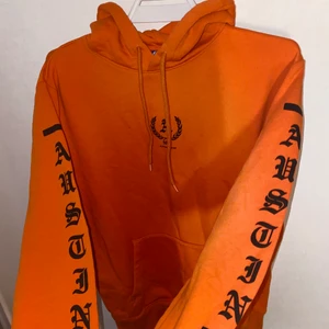 Huvtröja - Skit snygg huvtröja från hm. Knappt använt den. Står S på storleken men kan va både S/M. ( frakt tillkommer )