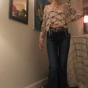 Stickad top - Stickad sliten top. Det går att sy ihop de slitna delarna så de inte maskar upp sig helt.