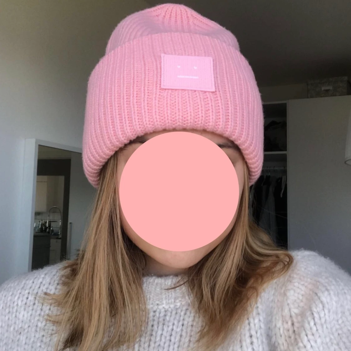 Rösa Acne mössa - 90