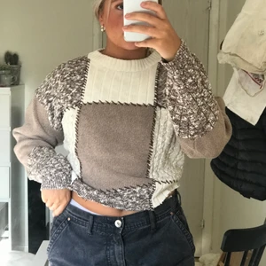 Stickat tröja - Stickad tröja med fet design. Jag har klippt den nedtill pga att den va en klänning vid köp. Möts upp i Stockholm annars står du för frakt <3