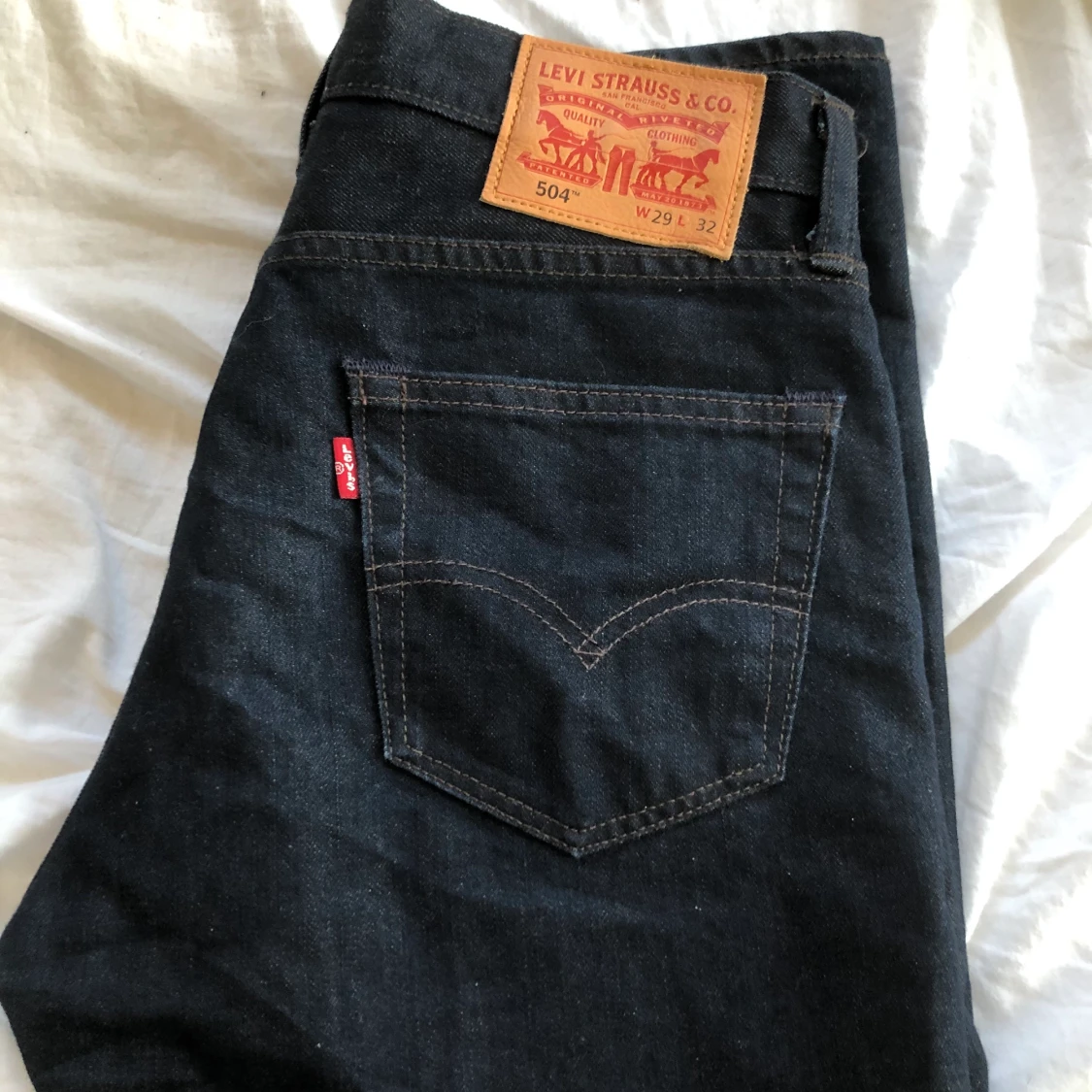 Mörkblåa levi’s jeans - 91