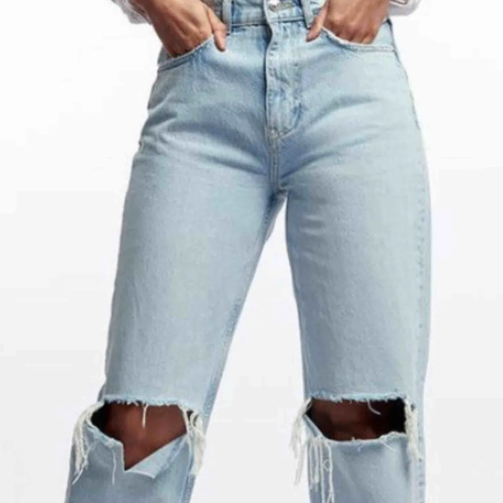 Slutsålda Trendiga Jeans från Zara! med slitna hål på knäna, super fina. Säljer då de var för små för mig, är vanligt vis en 36/38 så de går tyvärr inte på mig. Superfina, bra pris! Nypris 600 Hör av er! <3. Jeans & Byxor.