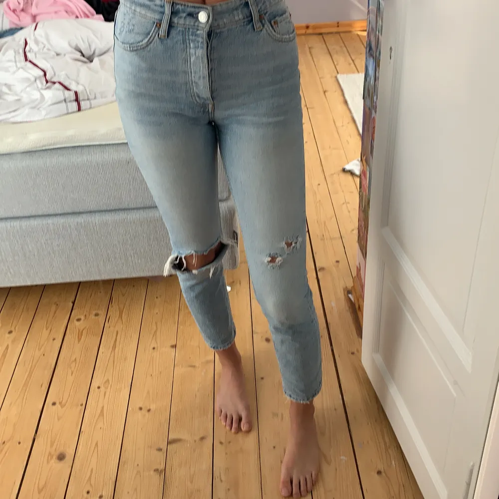 Säljer jeans från ginatricot stl xs/s fint skick och inga skador . Jeans & Byxor.