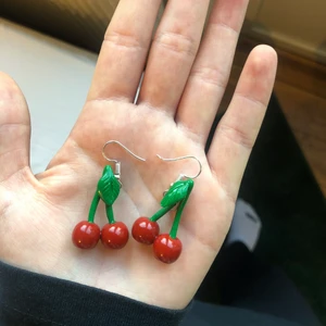 Körsbär-örhängen - Handgjorda örhängen (gjorda av lera) i form av körsbär med silver krokar. Körsbären är 3 cm långa + krok.  Frakt ligger på 11 kr 😝🍒✨ 