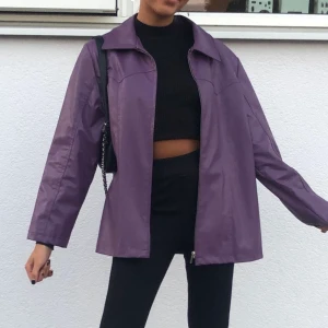 Skinnjacka - Skitball lila skinnjacka köpt secondhand💜💜 Står ingen storlek i men passar nog xs-m! Jättebra i skicket💟💟💟 (BUDET LIGGER PÅ 520kr+ FRAKT 50kr budgivning slutar ikväll 17:00)