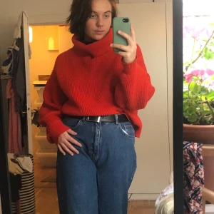 Röd stickad polo - En jättefin klarröd tjocktröja med polokrage från H&M i strl S - skulle snarare säga strl M dock! Denna är superskön och inte alls sticksig, är vanligtvis väldigt känslig för det! Använd ganska flitigt så lite nopprig (se sista bilden) men inget man lägger märke till! :)