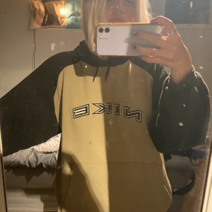 Nike hoodie  - Säljer min skit coola Nike hoodie då den inte kommer till användning längre, tröjan äe beige och mörkbrun och i stolek XL men sitter mer som en L. Budgivningen börjar på 400kr!! Buda i kommentarerna så alla kan se, skriv till mig för fler bilder samt frågor.