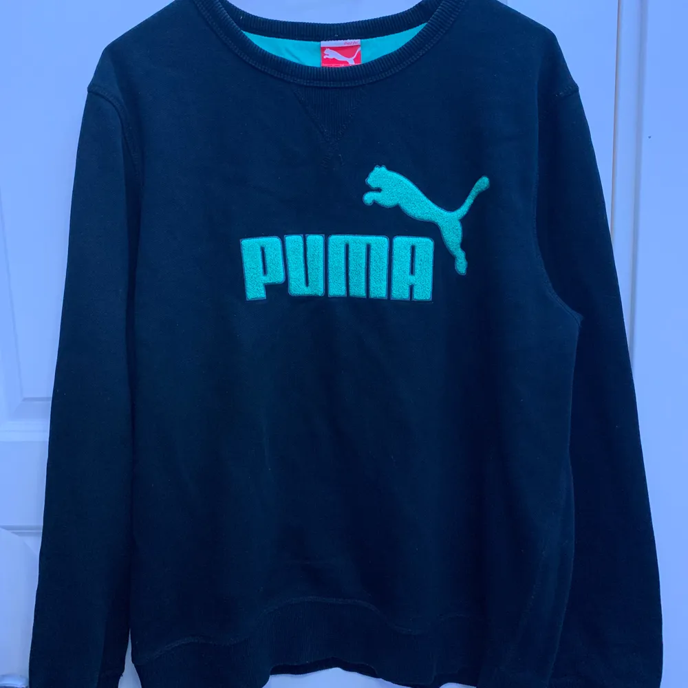 Säljer denna Tröjan från Puma, vet ej vad originala priset är men jag antar att det kan vara över 400 kr. Dom är i storlek M men den passar fint som en oversized . Kan skicka fler bilder ifall det behövs. Swish betalning endast. 150kr + frakt. Hoodies.