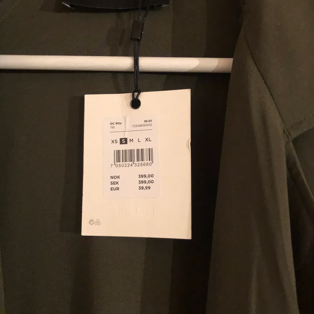 Säljer en tunn mörk grön kappa från Bikbok aldrig använd storlek: S  finns fickor på sidorna köpt för 400 säljs för 250 + frakt . Jackor.