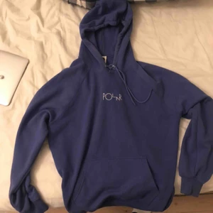 Polar hoodie  - Lila hoodie från Polar i small. Den är ett år gammal men skulle säga att det är hyfsat nyskick. Nypriset är 900kr 