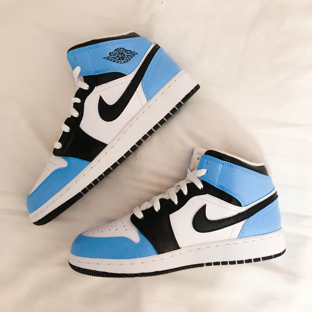 Custom Jordans, kan beställas via Instagram @bybella.customs ❤️. Skor.