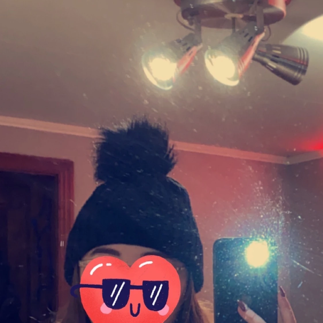 Svart mössa med knopp - 90