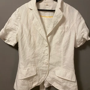 Vit kortärmad skjorta - Säljer denna vita kortärmade skjortan, den knäppas av 3 knappar med en figurform 