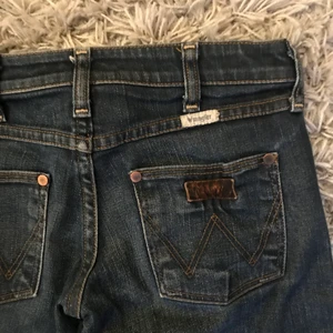 Jeans  - Jeans från Wrangler i ung str xxs 🤍🤍
