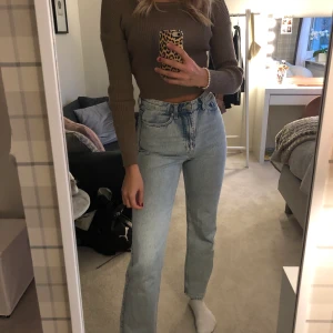 Weekday jeans - Supersnygga jeans från weekday som tyvärr är lite korta på mig som är 176cm💕 i övrigt så snygga! Som nya🤩 modellen heter rowe