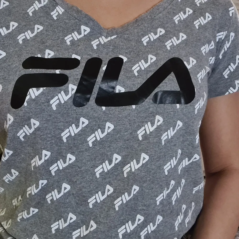 Grå tshirt i märket Fila, kan användas till både vardags eller till träning. Har endast provat den så som ny🤍 . T-shirts.